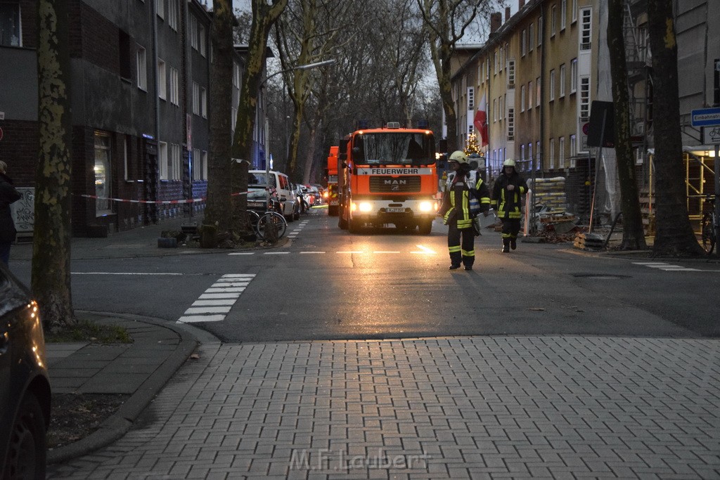 Feuer 2 Y durch Weihnachtsbaum  Koeln Ehrenfeld Alpenerstr P05.JPG - Miklos Laubert